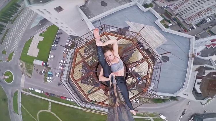 دام برس : راقصة روسية تؤدي مجازفة جريئة على قمة برج شاهق