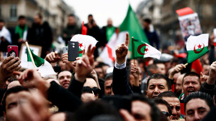دام برس : الاحتجاجات في الجزائر تفتح باب رزق للباعة المتجولين .. الداخلية الجزائرية: الانتخابات في موعدها