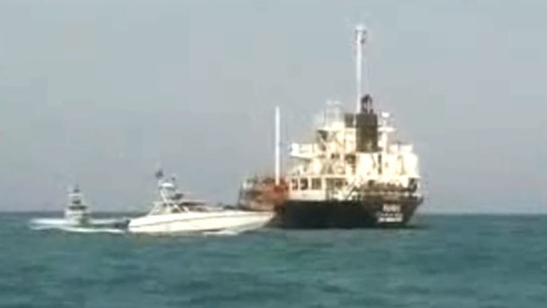 دام برس : دام برس | تسجيل جديد لحرس الثورة الايراني يكشف إنذاره سفينة حربية بريطانية رافقت الناقلة التي احتجزها