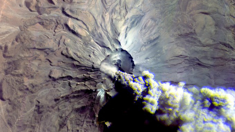 دام برس : قمر صناعي روسي يلتقط صورة مقلقة لثوران البركان البيروفي