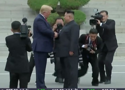 دام برس : دام برس | ترامب خلال مصافحته الزعيم الكوري الشمالي: هذا يوم عظيم للعالم