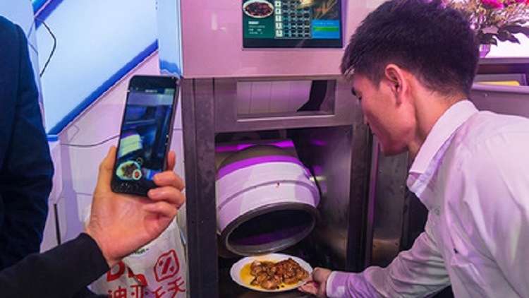 دام برس : دام برس | الزوجة أم الاختراع.. صيني يبتكر الروبوت الطباخ