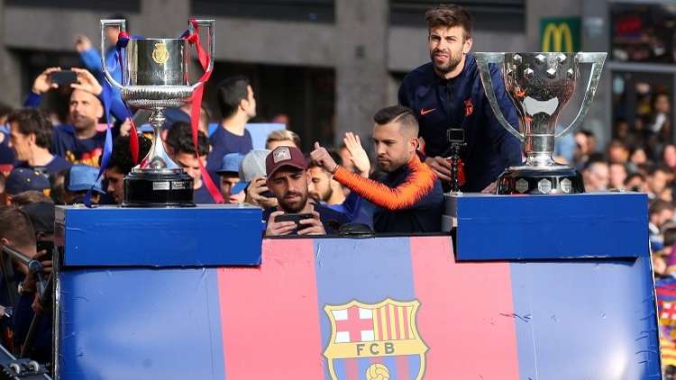 دام برس : دام برس | لاعبو برشلونة يجوبون شوارع المدينة احتفالا بالثنائية