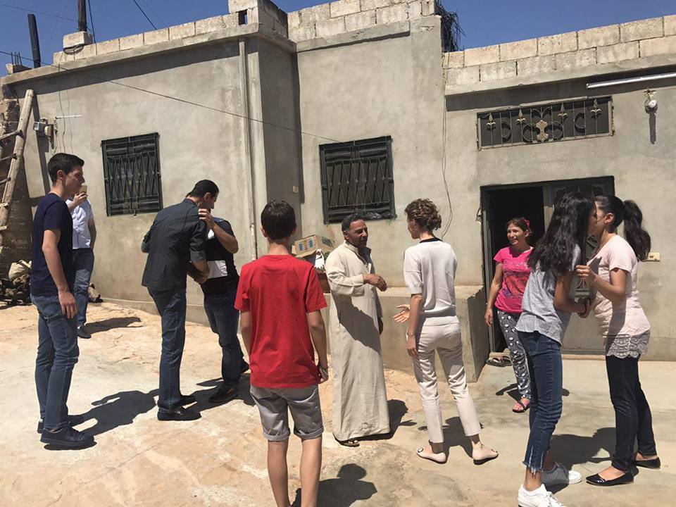 دام برس : دام برس | الرئيس الأسد وعائلته في منزل الجريح محمد أحمد خليل، في ريف حماة 