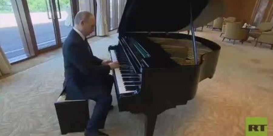 دام برس : دام برس | بوتين يعزف ألحان أغاني الحقبة السوفيتية في بكين