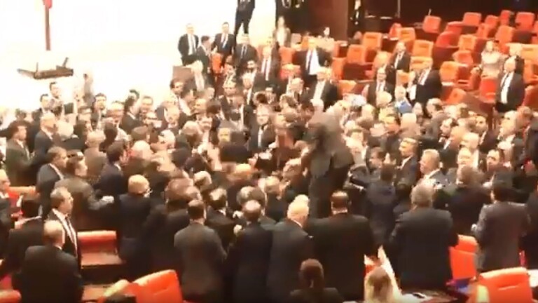 دام برس : دام برس | عراك جماعي بالأيدي في البرلمان التركي محوره إدلب