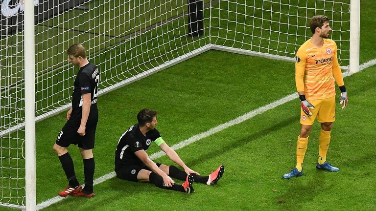 دام برس : مدافع آينتراخت فرانكفورت ينقذ بإعجوبة مرماه من هدف بعد انفراد ثلاثة لاعبين