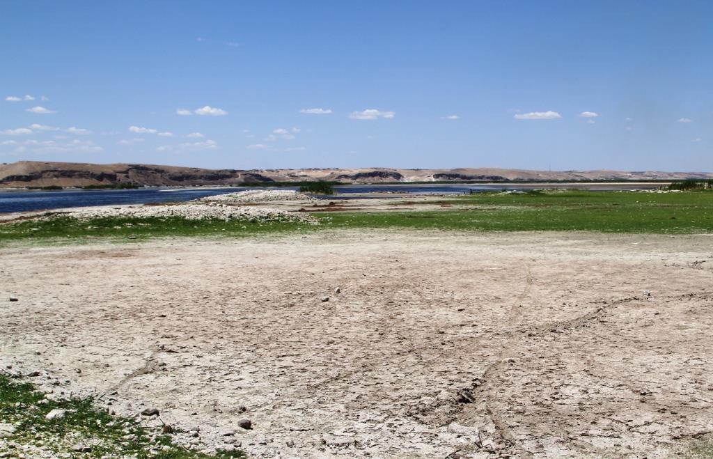 دام برس : دام برس | النظام التركي يخفض منسوب نهر الفرات القادم إلى الأراضي السورية إلى حد الجفاف .. ماينذر بكارثة