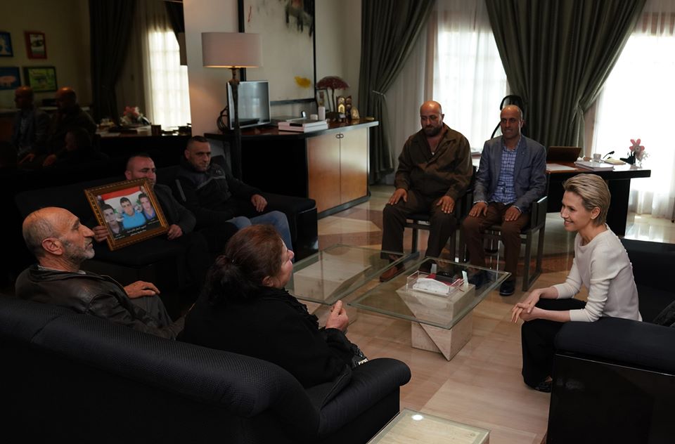 دام برس : السيدة أسماء الأسد تلتقي عدداً من عائلات الشهداء