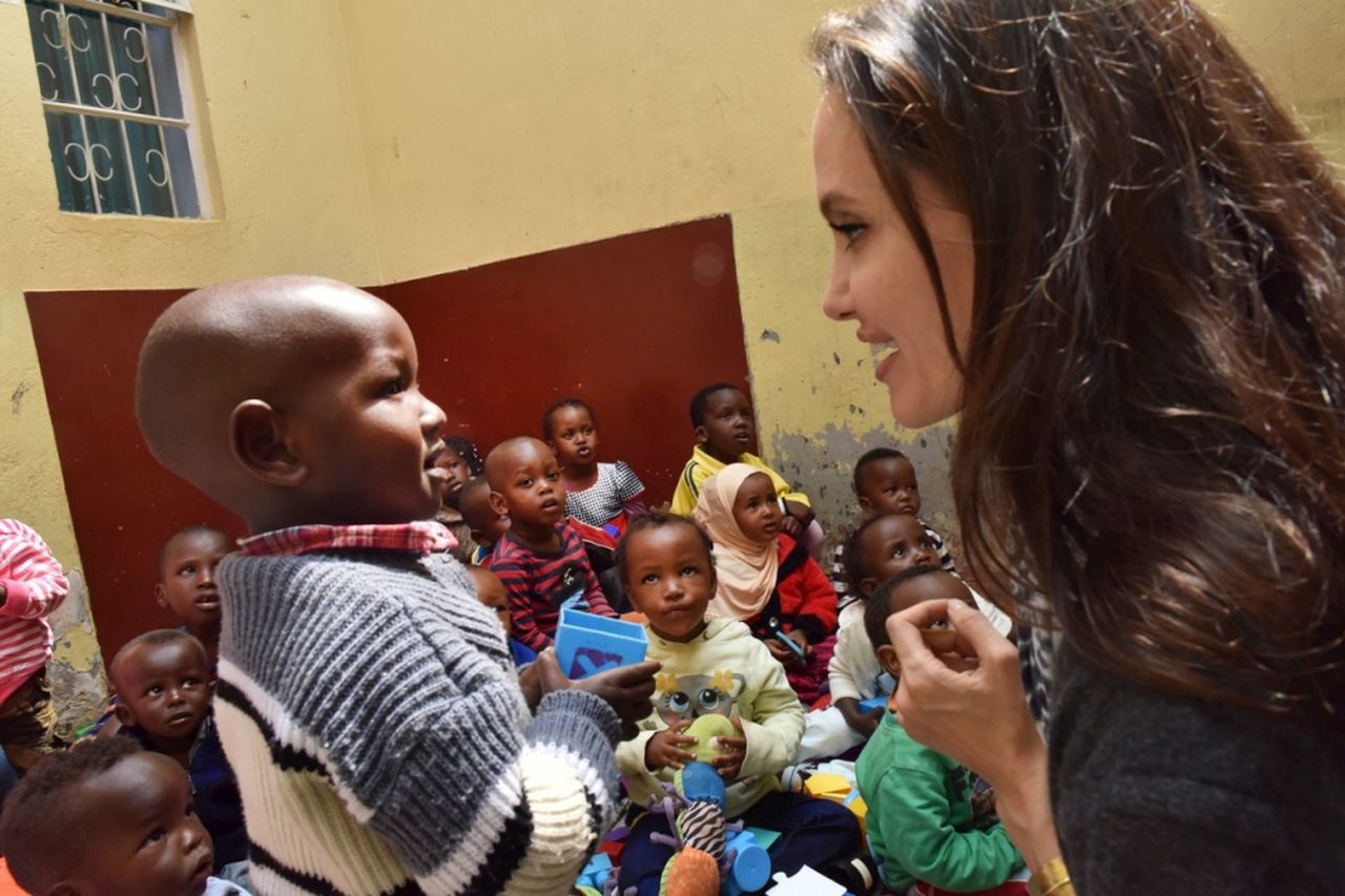 دام برس : دام برس | أنجيلينا جولي في كينيا