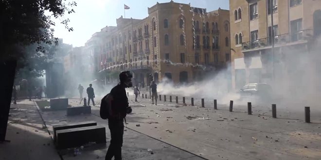 دام برس : احتجاجات عنيفة وسط بيروت ومقتل عنصر أمني بعد اعتداء المحتجين