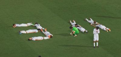 دام برس : دام برس | فريق هيروشيما الياباني يحيي ذكرى الزلزال العنيف في وسط الملعب