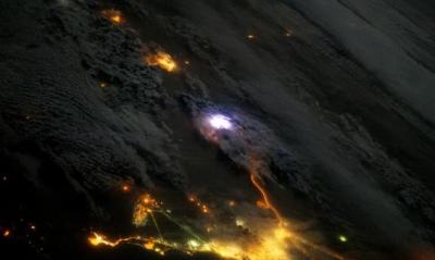 دام برس : دام برس | ناسا تفرج عن صورة لوميض برق فوق حفر الباطن