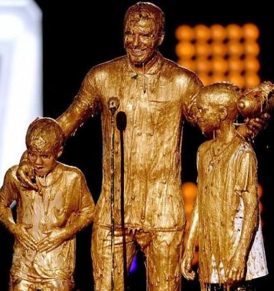 دام برس : دام برس | ديفيد بيكهام يتسلّم جائزة وهو مغطّى بالذهب مع طفليه