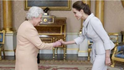 دام برس : دام برس | ملكة بريطانيا تمنح أنجلينا جولي لقب سيدة