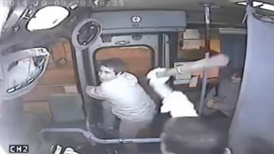 دام برس : دام برس | بالفيديو... يد لص تعلق في باب حافلة الى حين وصول الشرطة
