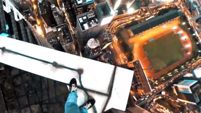 دام برس : دام برس | بالفيديو.. . العناكيب الروس يتسلقون ناطحة سحاب في هونغ كونغ