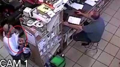 دام برس : دام برس | بالفيديو من أمريكا.. رجل يسرق منشارا كهربائيا من متجر باخفائه داخل ملابسه