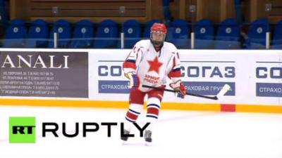 دام برس : فيديو... الرئيس بوتين يشارك بمباراة لهوكي الجليد في سوتشي