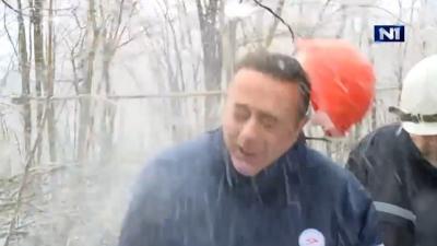 دام برس : دام برس | بالفيديو.. كتلة ثلجية حادة تصيب وزيرا صربيا