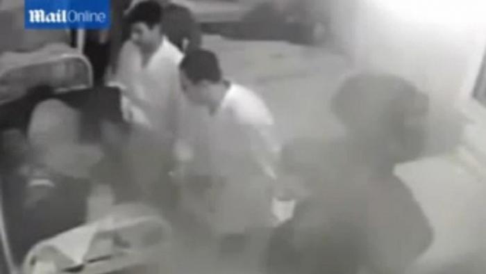 دام برس : دام برس | بالفيديو.. مريض يتعرض للضرب على يد أطبائه ويصاب بالشلل