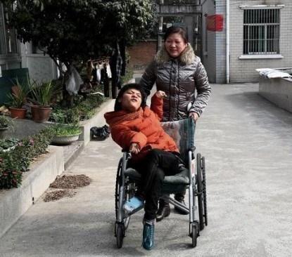 دام برس : دام برس | فتاة صينيَّة مصابة بالشلل الدماغي تكتب رواية برجلها!
