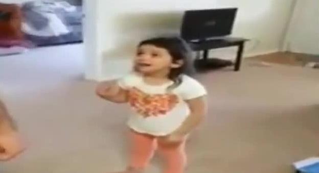 دام برس : دام برس | فيديو طريف لطفلة تقنع والدها أن أحمر الشفاه ليس مكياجاً