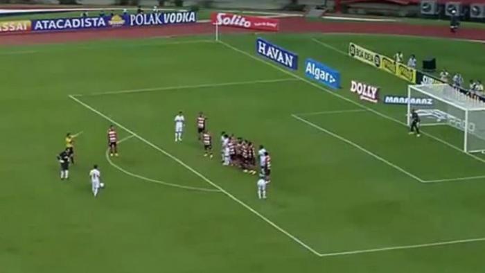دام برس : بالفيديو.. حارس برازيلي يسجل هدفه الشخصي رقم 126 على طريقته