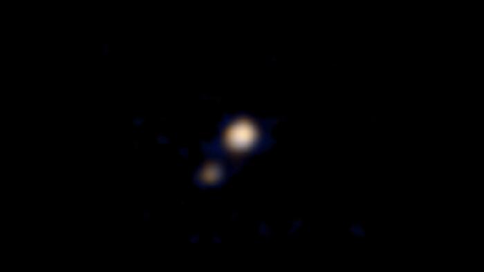 دام برس : المسبار New Horizons يرسل أولى الصورة الملونة لكوكب بلوتو والقمر هارون
