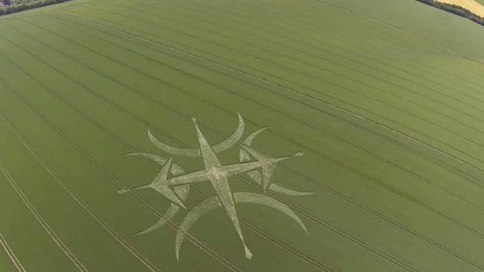 دام برس : دام برس | بالفيديو .. أشكال غامضة تظهر مجددا في الحقول الزراعية بإنجلترا