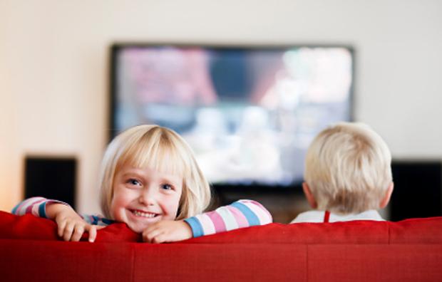 دام برس : كيف نقلل من مخاطر التلفزيون على الأطفال خلال العطلة الصيفية؟