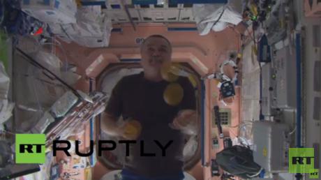 دام برس : دام برس | بالفيديو.. رواد الفضاء يمارسون ألعاب السيرك على متن محطة الفضاء الدولية
