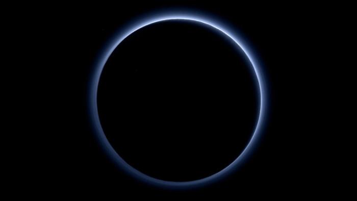 دام برس : دام برس | العلماء يكتشفون أن سماء كوكب بلوتو زرقاء مثل سماء الأرض