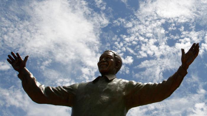 دام برس : دام برس | تمثال ضخم للمناضل نلسون مانديلا في رام الله