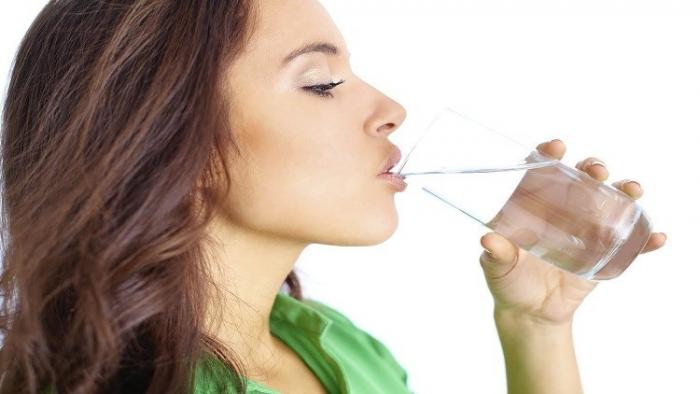 دام برس : دام برس | شرب الماء يجعل بشرة المرأة مشرقة ونقية