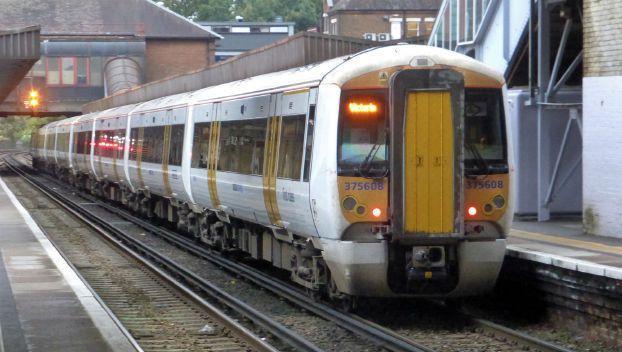 دام برس : طفل ينجو من الموت بأعجوبة في محطة قطار بريطانية