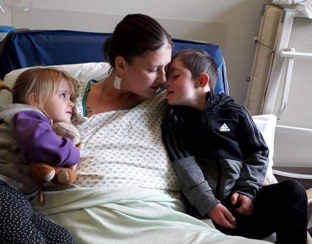 دام برس : دام برس | بالفيديو .. مشهد مؤثر لأم مصابة بالسرطان تودّع ولدها المعوّق