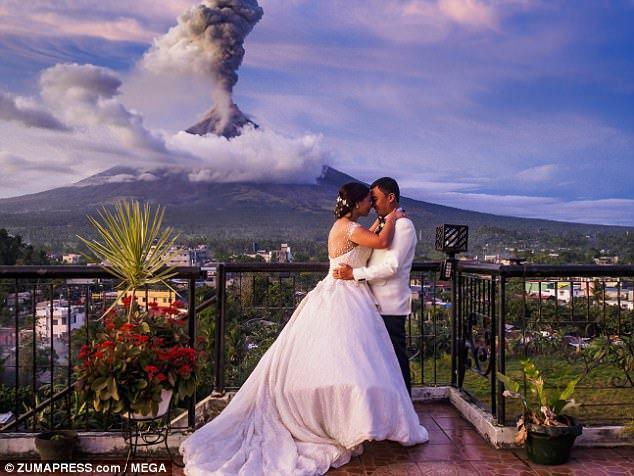 دام برس : دام برس | زوجان يلتقطان صور زفافهما خلف انفجار بركاني