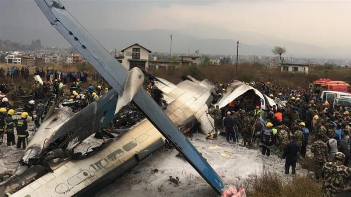 دام برس : دام برس | مقتل 50 راكباً في سقوط طائرة قادمة من بنغلاديش