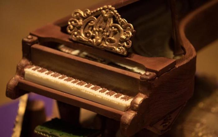 دام برس : دام برس | بيانو من الشوكولاتة بقاعة برمنغهام السيمفونية