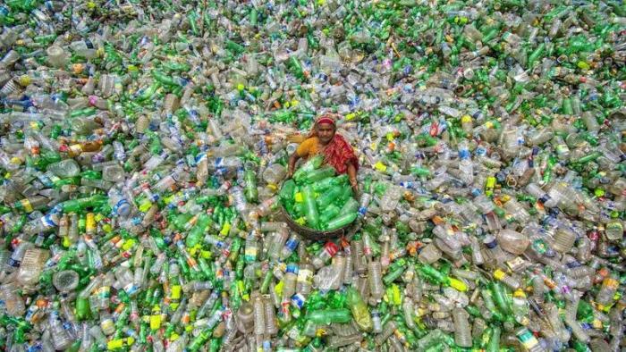 دام برس : دام برس | بحر الزجاجات البلاستيكية في بنجلادش