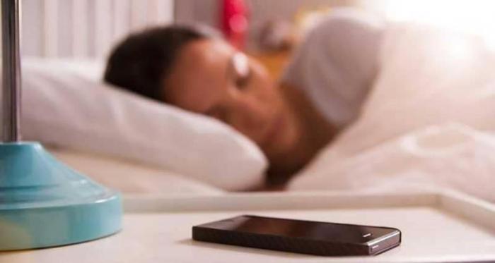 دام برس : دام برس | تقرير أميركي يرصد مخاطر النوم قرب الهاتف.. تعرف عليها