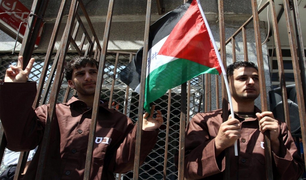 دام برس : دام برس | إسرائيل تُحضّر 300 أسير فلسطيني لإطلاق سراحهم في حافلات إلى غزة