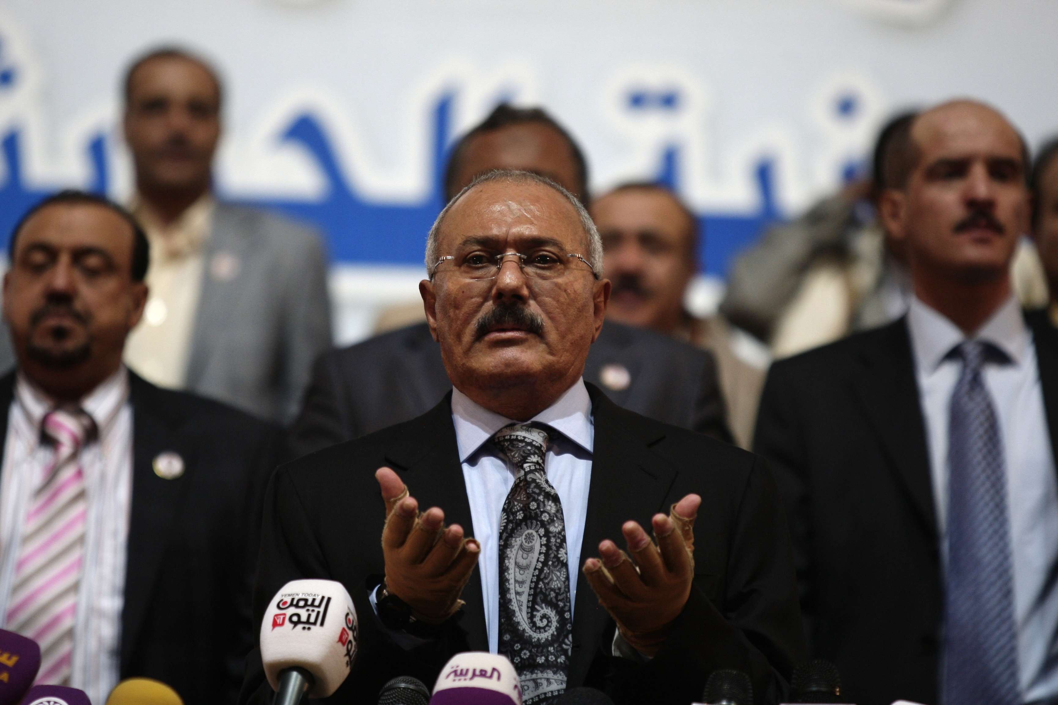 دام برس : دام برس | دفن جثمان الرئيس صالح ليلاً على ضوء مصباح وبحضور 5 مشيعين