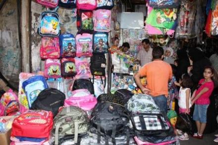 دام برس : دام برس | أسواق دمشق قبيل العام الدراسي الجديد :الابتسامة مرسومة على وجوه الأطفال في سوق المسكية وهم يشترون لوازمهم المدرسية 