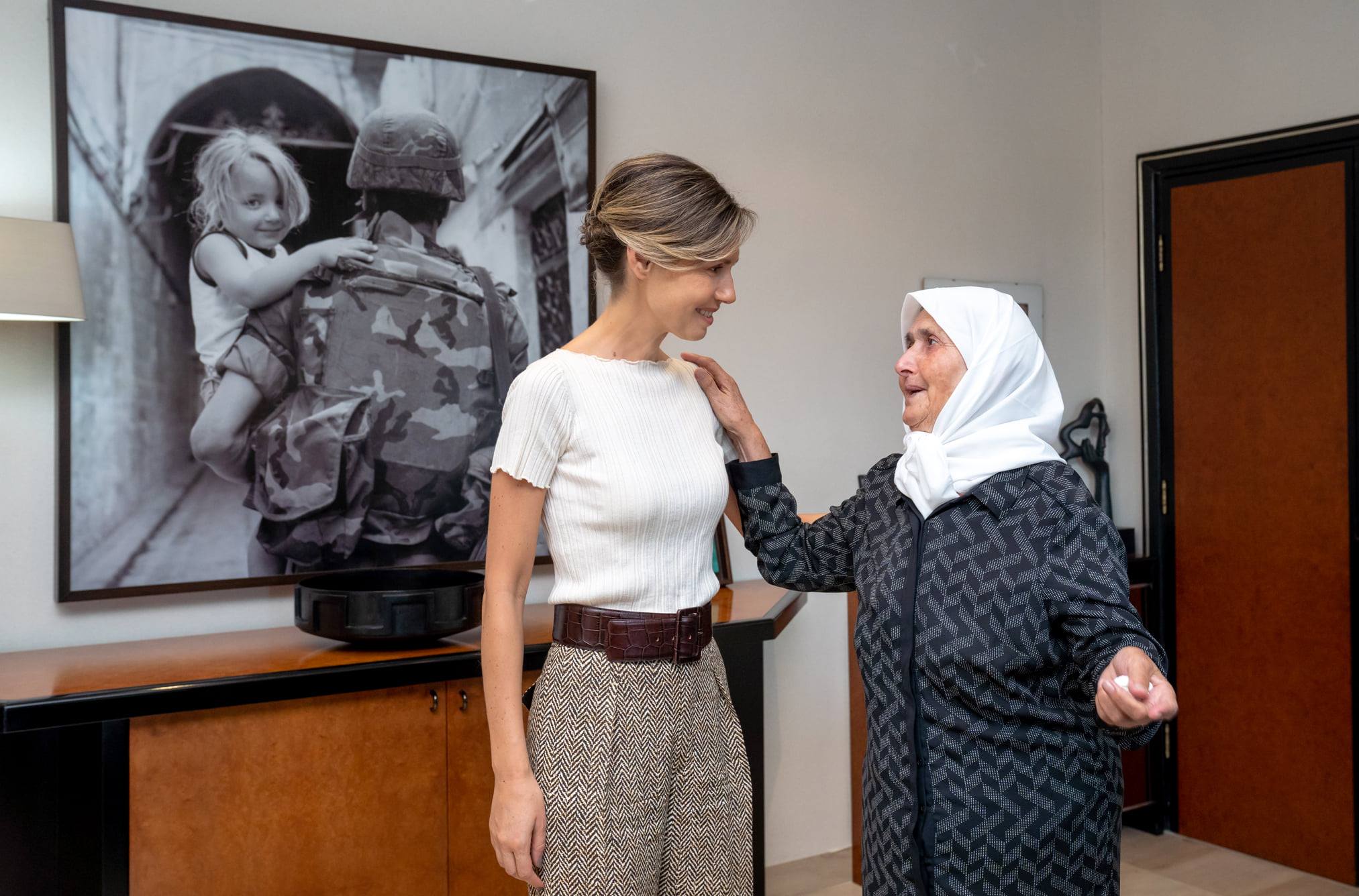 دام برس : دام برس | السيدة أسماء الأسد تلتقي نجلاء برغل التي استطاعت التخرج من الجامعة وهي بعمر 79 عاماً 