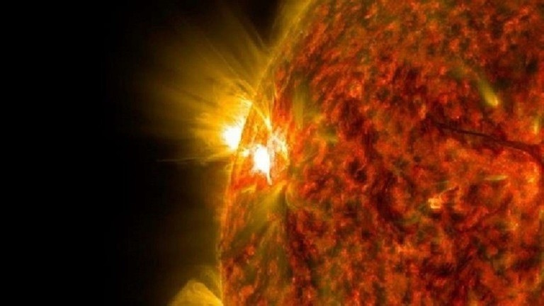 دام برس : دام برس | المحطة الفضائية الدولية تمر أمام الشمس في لقطة نادرة