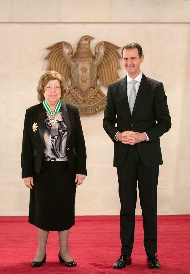 دام برس : الرئيس الأسد يمنح الدكتورة نجاح العطار وسام أُميّة الوطني ذا الرصيعة