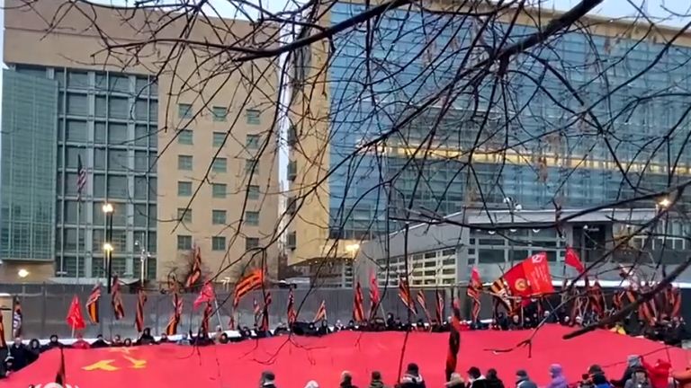 دام برس : رفع علم الاتحاد السوفيتي أمام السفارة الأمريكية في موسكو
