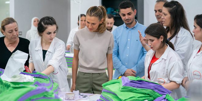 دام برس : دام برس | السيدة الأولى أسماء الأسد تزور معمل الألبسة ضمن مجمع المثنى الإنتاجي بريف طرطوس
